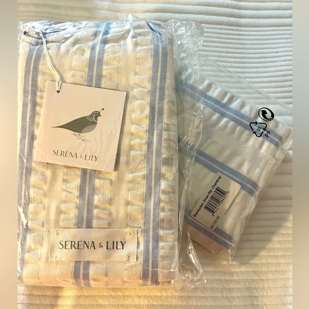 BNWT (2) Seersucker Standard Shams - Chambray 💙🤍